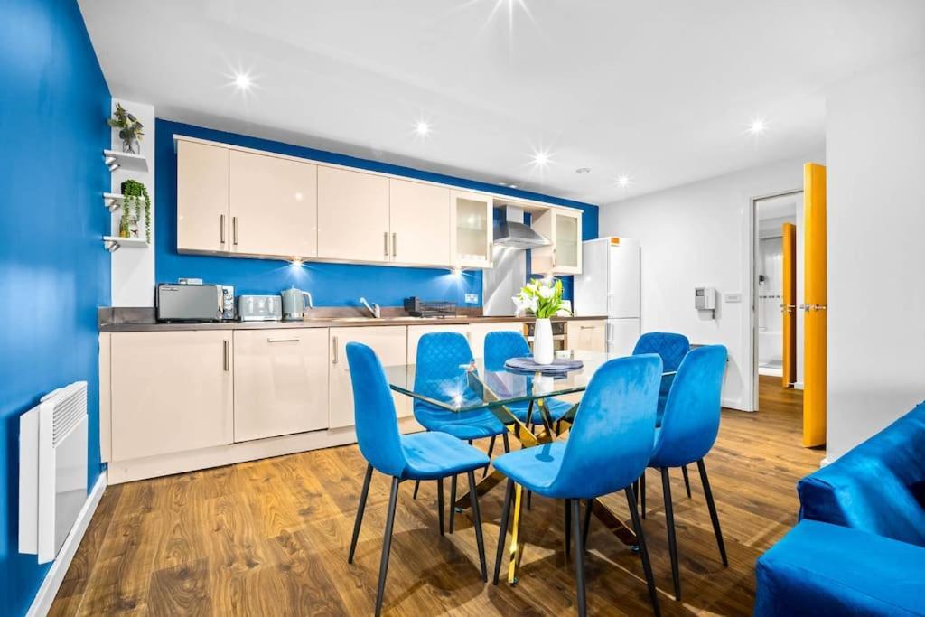 Top Floor City Centre Apartment - Sleeps 7 - 4 Beds - With Balcony And Parking - Smart Tv'S On Each Bedroom Wall - 5 Mins From Bullring, Selfridges, Moor Street Station - By Zena Stays Birmingham Exterior photo