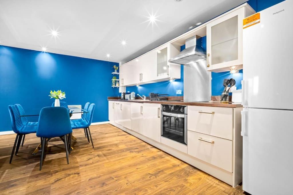 Top Floor City Centre Apartment - Sleeps 7 - 4 Beds - With Balcony And Parking - Smart Tv'S On Each Bedroom Wall - 5 Mins From Bullring, Selfridges, Moor Street Station - By Zena Stays Birmingham Exterior photo