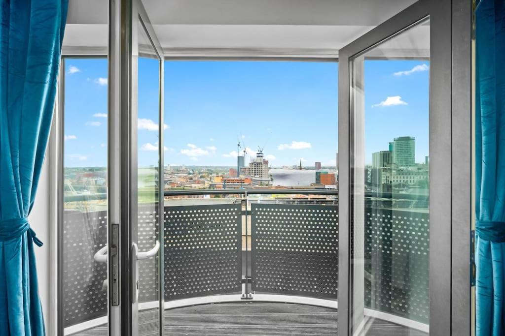 Top Floor City Centre Apartment - Sleeps 7 - 4 Beds - With Balcony And Parking - Smart Tv'S On Each Bedroom Wall - 5 Mins From Bullring, Selfridges, Moor Street Station - By Zena Stays Birmingham Exterior photo